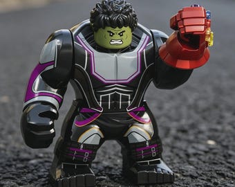 Marvel Hulk Erwachsenen-Figur: Quantum Suit, Metallic-Finish, Ganzkörperdruck, rote Mech-Faust & Glow-Energy-Effekte