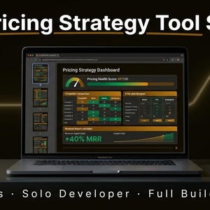 Könnte beinhalten: Ein Laptop zeigt ein SaaS-Dashboard für ein KI-Preisstrategie-Tool mit Gesundheits-Score, Wettbewerbsvergleich und Umsatzrechner. Auf dem Bildschirm steht AI Pricing Strategy Tool SaaS sowie 30 Days Solo Developer Full Build Guide.