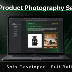 Könnte beinhalten: Ein Laptop-Bildschirm zeigt eine Software-Oberfläche mit dem Titel AI Product Photography SaaS und einem Product Image Processor-Leitfaden. Der Bildschirm zeigt einen Vorher-Nachher-Vergleich einer Kaffeemaschine mit Text und dunkelgrünem Hintergrund.
