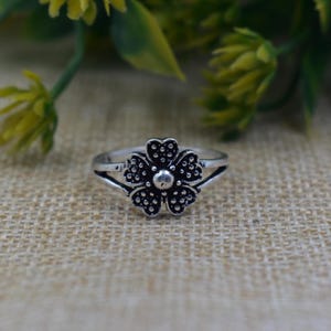 Sterlingzilveren ring met madeliefjesbloem, geoxideerde boho-sieraden met splitband