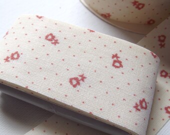 imprimé floral rouge vintage sur ruban en tissu blanc / Fournitures récupérées / Couture / Artisanat / Tissu / 3 yards / techniques mixtes / garniture scrapbooking