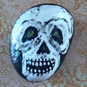 Skeleton Rock / Crâne / Halloween / Poids du papier / Art original / Jour des morts / dia de los muertos / gothique / Peint à la main / noir blanc