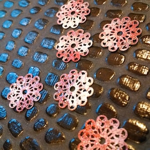 Distressed round Filigree links / 6 piece / small / Metal / Handmade / jewelry supplies / Red / white / Patina / findings / craft