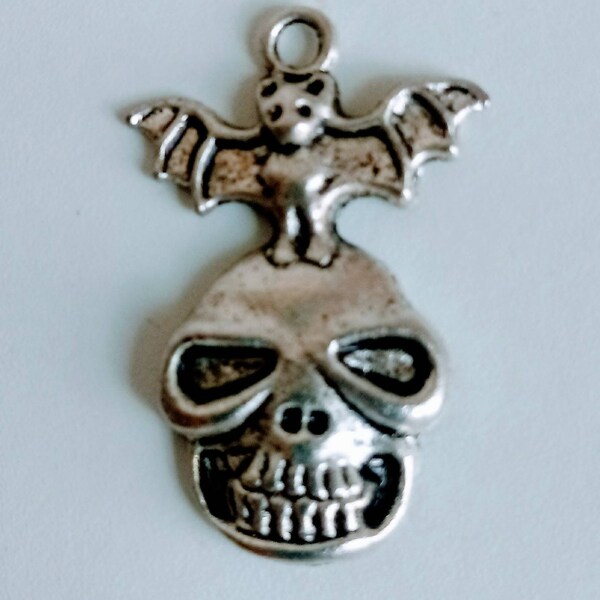 Silver tone Skull with Bat Charm / Jewelry Supply / Gothic Charms / halloween / mixed media / altered art / assemblage / jewelry finding