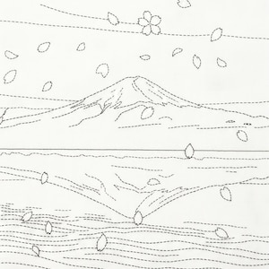 以下が含まれることがあります： 白い布地に黒い点線の刺繍で描かれた富士山の図案。山頂から舞い散る桜の花びらと、水面に映る山の反射が表現されており、シンプルな並縫いのステッチで構成された刺繍用パネルです。