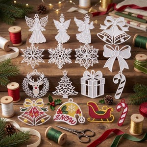 Pode incluir: Uma coleção de enfeites de Natal brancos e multicoloridos com anjos, flocos de neve, sinos, laços, uma rena, uma árvore, um presente, bengalas doces, um trenó e um sino com a palavra SNOW, dispostos sobre uma superfície de madeira.
