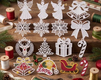 Puede incluir: Una colección de adornos navideños blancos y multicolores con ángeles, copos de nieve, campanas, lazos, un reno, un árbol, un regalo, bastones de caramelo, un trineo y un letrero con forma de campana con la palabra SNOW sobre madera.