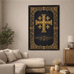Könnte beinhalten: Ein großer, rechteckiger Wandbehang mit einem goldenen Kreuzdesign auf dunklem Blau. Das Kreuz ist verziert, mit kleineren Kreuzen darum. Der Text "KYRIE ELEISON" befindet sich unten, umrahmt von goldenem Filigran.