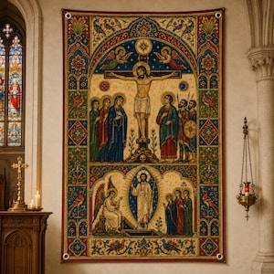 Op de afbeelding: Een rechthoekig wandtapijt met een gedetailleerde religieuze scène met een centrale kruisiging en een onderste opstandingspaneel. Het kunstwerk is omlijst door sierlijke, kleurrijke randen met bloem- en vogelmotieven in rood, blauw en goud.