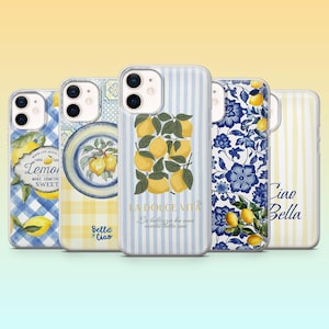 Puede incluir: Cinco fundas para teléfono con varios diseños. Una funda presenta limones y el texto "Lemon, Make Something Sweet". Otra tiene un plato con limones y el texto "Bella Ciao". La tercera funda tiene limones y el texto "La Dolce Vita". La cuarta tiene patrones florales azules, y la quinta tiene el texto "Ciao Bella".
