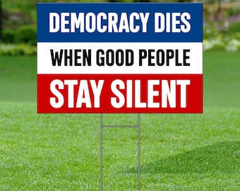Signe Comfort Colors® Democracy Dies in Silence, signe subtil anti-atout, signe de la démocratie, signe anti MAGA, signe de protestation, signe de résistance au fascisme
