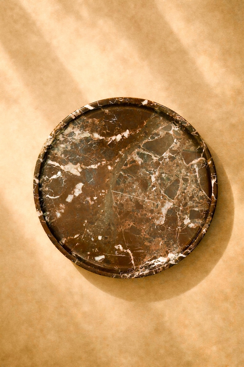 Rund marmorbricka, serveringsbricka i röd marmor, ostbricka i Rosso-sten, badrumsbricka, soffbordsdekor, inflyttningspresent bild 5
