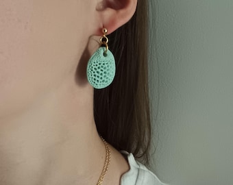 Pendientes minimalistas de porcelana turquesa estilo coral, hechos a mano.