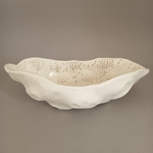 Bandeja decorativa de porcelana estilo coral con acabado texturizado a mano.