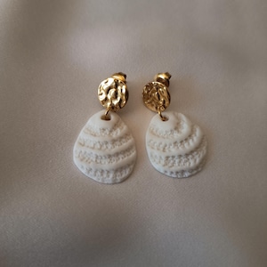 Örhängen i porslinssnäckor – Foam Collection – Texturerade vita örhängen – Handgjorda nautiska smycken – Present till kvinnor