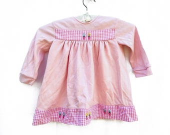 Vestido babydoll rosa vintage de los años 80 — Vestido de bebé bordado con ribete de cuadros