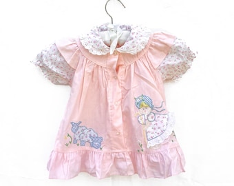 Vintage 1980s Pink Baby Doll Dress – Nursery Rhyme Appliqué – Size 6–12 Months