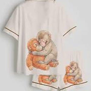 Pu&ograve; includere: Una tazza di ceramica bianca con manico nero e la scritta "But First, Coffee" in grassetto nero. La tazza &egrave; posta su uno sfondo sfocato, che suggerisce un'atmosfera accogliente.