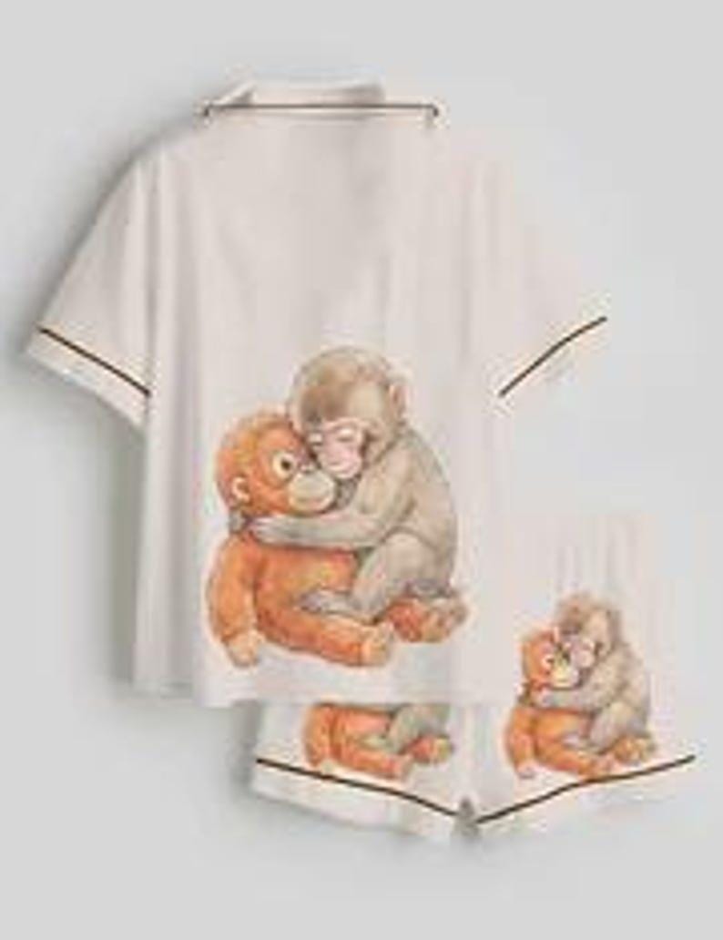 Pu&ograve; includere: Una tazza di ceramica bianca con manico nero e la scritta "But First, Coffee" in grassetto nero. La tazza &egrave; posta su uno sfondo sfocato, che suggerisce un'atmosfera accogliente.