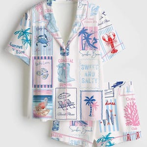 Peut inclure: Ensemble de pyjama blanc sur le thème côtier. Le haut à manches courtes et le short présentent un motif répété d'illustrations de plage en bleu, rose et blanc, avec des palmiers, un homard et le texte "Summer Time".