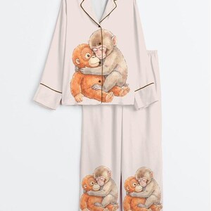 Pu&ograve; includere: Un set di tre tazze in ceramica con finitura opaca e macchiettata. Le tazze sono nei toni del crema, grigio chiaro e grigio scuro. Ogni tazza ha un design semplice e minimalista.