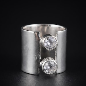 Statementring i 925 sterlingsilver, geometrisk öppen ring, ring med klar CZ-sten, modern hantverksring, djärv silverring, unik present till henne