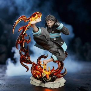 Könnte beinhalten: Dynamische Figur eines Anime-Charakters in Kampfpose, umgeben von stilisierten Flammen. Die Figur trägt eine schwarze Uniform mit hellblauen Akzenten und befindet sich in einer Trittbewegung. Der Sockel weist ein feuriges Design mit dunklem, rauchigem Hintergrund auf.