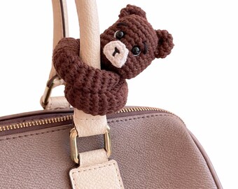 Pingente de Bolsa Urso Abraçando Feito à Mão – Urso Amigurumi