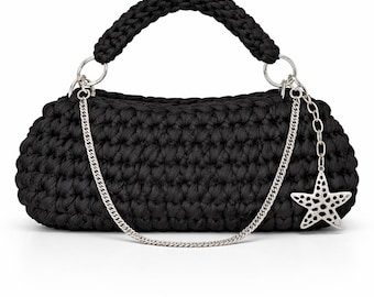 Bolsa preta de crochê feita com fio de camiseta e pingente de estrela-do-mar, bolsa de ombro de tricô grosso.