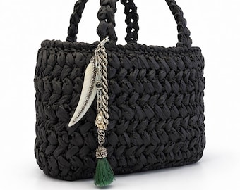 Bolsa de mão em ráfia preta tecida à mão