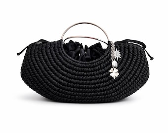 Bolsa artesanal em fio de papel preto | Bolsa boho de verão com pingentes e alça prateada