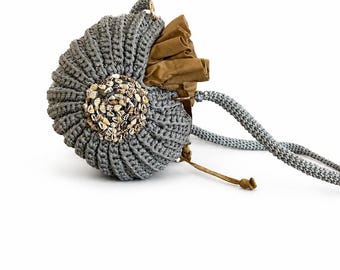 Bolsa artesanal feita com conchas do mar