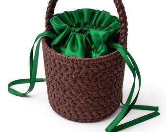 Bolsa tipo balde em ráfia tecida à mão com nécessaire em cetim verde esmeralda.