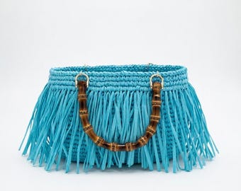 Bolsa de crochê turquesa com franjas e alça de bambu – Bolsa boho de verão feita à mão – Bolsa de praia leve