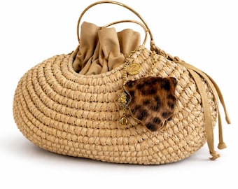 Bolsa de palha de ráfia tecida à mão – Estilo boho de verão com bolsinha de linho e pingente.