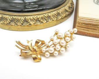 Vintage Signed Monet Gold Tone White Glass Pearl Bouquet Brooch Pin Q4