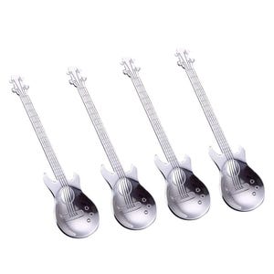 Puede incluir: Cuatro cucharas plateadas con forma de guitarra. Cada cuchara presenta un diseño detallado, incluyendo el clavijero, el diapasón y el cuerpo de una guitarra eléctrica. Las cucharas están dispuestas en fila, mostrando su tema musical.