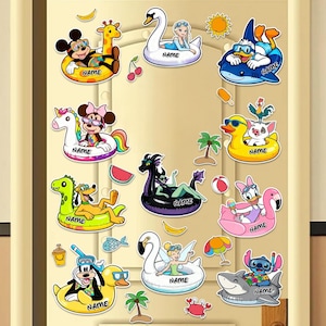 Op de afbeelding: Een set van drie keramische mokken met een gespikkelde, matte afwerking. De mokken zijn in de kleuren crème, lichtgrijs en donkergrijs. Elke mok heeft een eenvoudig, minimalistisch ontwerp en een afgeronde handgreep.