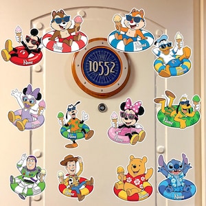 Puede incluir: Una colección de pegatinas de personajes de Disney, cada una representada en un flotador y sosteniendo un cono de helado. Los personajes incluyen Mickey Mouse, Chip, Dale, Pato Donald, Daisy, Goofy, Minnie Mouse, Pluto, Buzz Lightyear, Woody, Winnie the Pooh y Stitch.