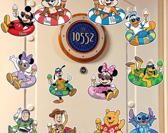 Imán personalizado para la puerta de un crucero Disney, imán con forma personalizada de Mickey y Minnie flotando en verano, imán troquelado de Stitch y Buzz Lightyear con helado