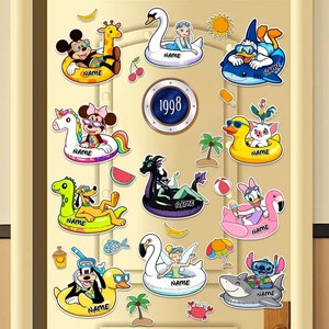 Könnte beinhalten: Eine Sammlung farbenfroher Vinyl-Aufkleber mit verschiedenen Zeichentrickfiguren auf aufblasbaren Schwimmreifen. Designs umfassen Micky Maus, Minnie Maus und andere Charaktere, mit dem Jahr 1998 auf einem kreisförmigen Emblem. Die Aufkleber sind zur Personalisierung gedacht.
