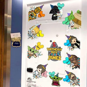 Può includere: Una porta bianca decorata con adesivi di compleanno a tema Star Wars. I personaggi includono C-3PO, Darth Vader, Yoda, ognuno con cappelli da festa e palloncini. La porta presenta anche un cartello "Birthday Boy James" con il numero 5.