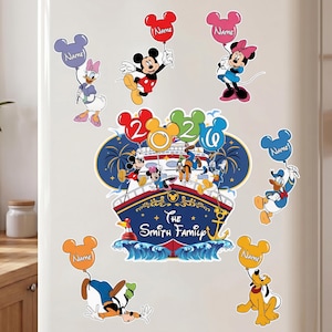 Op de afbeelding: Een verzameling Disney-karakterstickers met Mickey, Minnie, Donald, Daisy, Goofy en Pluto. De centrale afbeelding toont een cruiseschip met de tekst 2026 en The Smith Family. Elk personage houdt een Mickey-vormige ballon vast met de tekst Name.