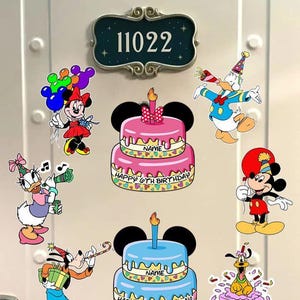 Op de afbeelding: Een deur met een decoratief bord met het nummer 11022. De deur is versierd met stickers van stripfiguren, waaronder Minnie Mouse, Mickey Mouse, Donald Duck, Katrien Duck, Goofy en Pluto. Er zijn ook twee verjaardagstaarten te zien, met de tekst "Happy 6th Birthday".