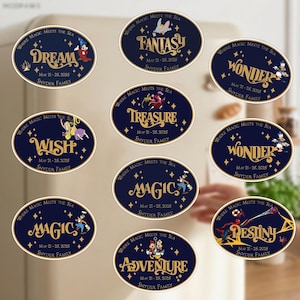 Può includere: Una collezione di dieci adesivi ovali con sfondo blu scuro, scritte dorate e dettagli a forma di stella. Ogni adesivo presenta una parola unica come Dream, Fantasy, Wonder, Wish, Treasure, Magic, Destiny o Adventure, oltre a May 21-25, 2025 e Snyder Family.