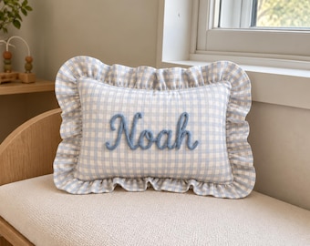 Cuscino personalizzato con volant e nome personalizzato, cuscino a quadretti, decorazione per la cameretta, cuscino in stile cottagecore per la stanza dei bambini, regalo per baby shower.