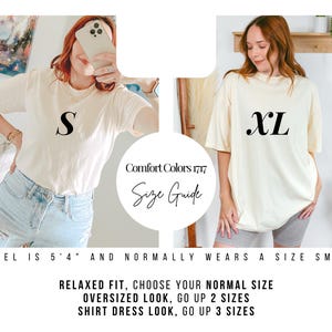 Puede incluir: Dos mujeres con camisetas color crema con las letras "S" y "XL" impresas. La imagen incluye el texto "Comfort Colors 1717 Size Guide" y recomendaciones de tallas. La modelo mide 162.5 cm y normalmente usa una talla small.