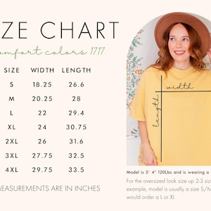 Puede incluir: Tabla de tallas para camisetas Comfort Colors 1717, con medidas en pulgadas. La tabla incluye tallas de la S a la 4XL, con dimensiones de ancho y largo. Se muestra una mujer con una camiseta amarilla.
