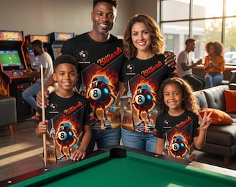 Camiseta de billar personalizada para jugador de billar, nombre personalizado, gráfico de bola 8, atuendo divertido de snooker familiar, taco en llamas, regalo deportivo para hombres y mujeres