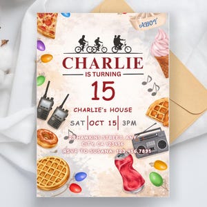 Könnte beinhalten: Geburtstagseinladung mit dem Text "Charlie wird 15". Das Design beinhaltet Illustrationen einer Pizzaschnitte, einer Eistüte, einer Waffel, eines Radios und anderer thematischer Elemente. Die Einladung enthält auch Datum, Uhrzeit und Adresse.